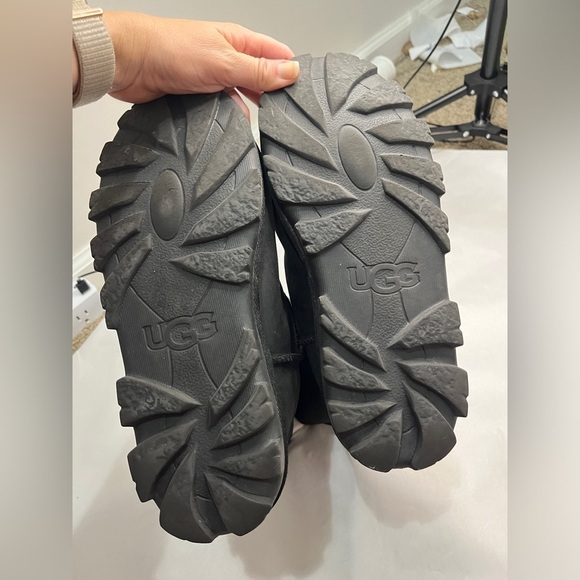 UGG Essential Short Leather Boot Sz 10 Black Water Resistant - Picture 10 of 13